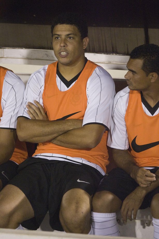 ITUMBIARA/GO X CORINTHIANS/SP - em um lance durante o jogo realizado esta noite no estádio JK, em Itumbiara, interior de Goias, válido pela Copa do Brasil de 2009, jogo de ida