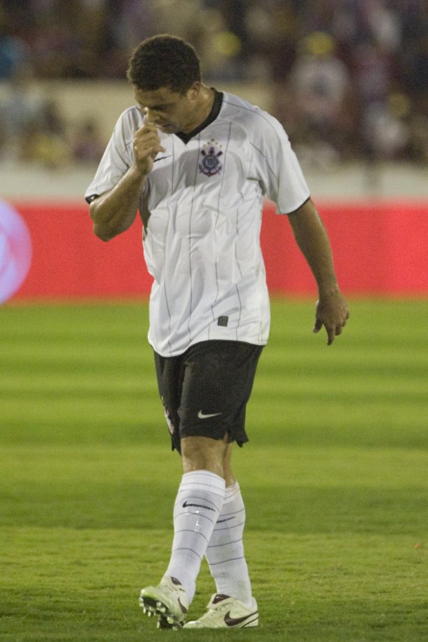 ITUMBIARA/GO X CORINTHIANS/SP - em um lance durante o jogo realizado esta noite no estádio JK, em Itumbiara, interior de Goias, válido pela Copa do Brasil de 2009, jogo de ida