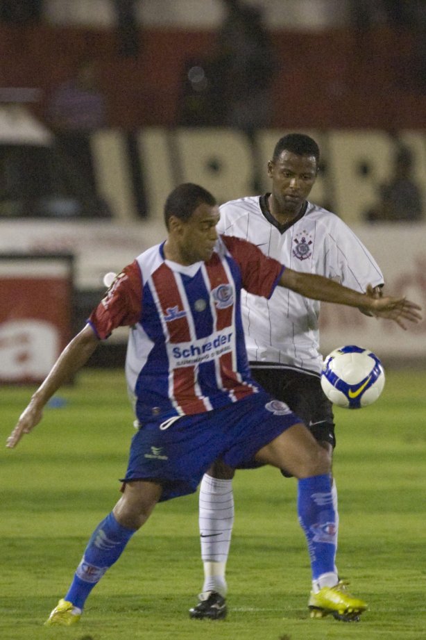 ITUMBIARA/GO X CORINTHIANS/SP - em um lance durante o jogo realizado esta noite no estádio JK, em Itumbiara, interior de Goias, válido pela Copa do Brasil de 2009, jogo de ida