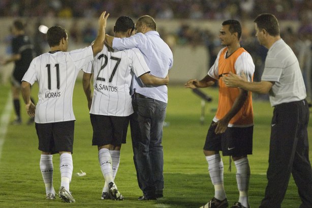 ITUMBIARA/GO X CORINTHIANS/SP - em um lance durante o jogo realizado esta noite no estádio JK, em Itumbiara, interior de Goias, válido pela Copa do Brasil de 2009, jogo de ida