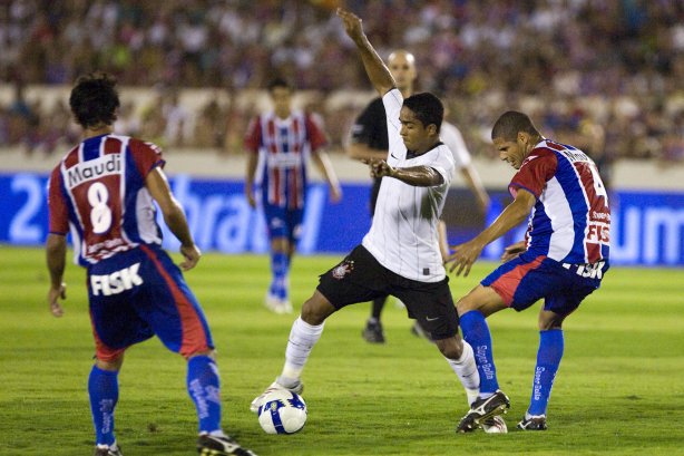 ITUMBIARA/GO X CORINTHIANS/SP - em um lance durante o jogo realizado esta noite no estádio JK, em Itumbiara, interior de Goias, válido pela Copa do Brasil de 2009, jogo de ida