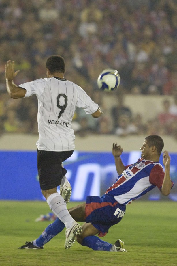 ITUMBIARA/GO X CORINTHIANS/SP - em um lance durante o jogo realizado esta noite no estádio JK, em Itumbiara, interior de Goias, válido pela Copa do Brasil de 2009, jogo de ida