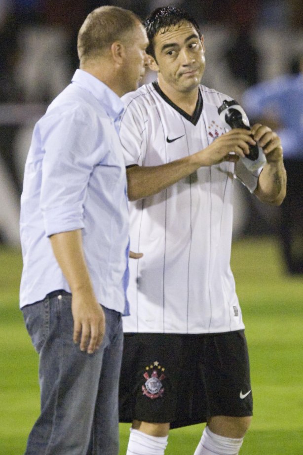 ITUMBIARA/GO X CORINTHIANS/SP - em um lance durante o jogo realizado esta noite no estádio JK, em Itumbiara, interior de Goias, válido pela Copa do Brasil de 2009, jogo de ida