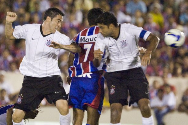 ITUMBIARA/GO X CORINTHIANS/SP - em um lance durante o jogo realizado esta noite no estádio JK, em Itumbiara, interior de Goias, válido pela Copa do Brasil de 2009, jogo de ida