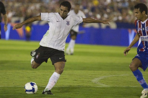 ITUMBIARA/GO X CORINTHIANS/SP - em um lance durante o jogo realizado esta noite no estádio JK, em Itumbiara, interior de Goias, válido pela Copa do Brasil de 2009, jogo de ida