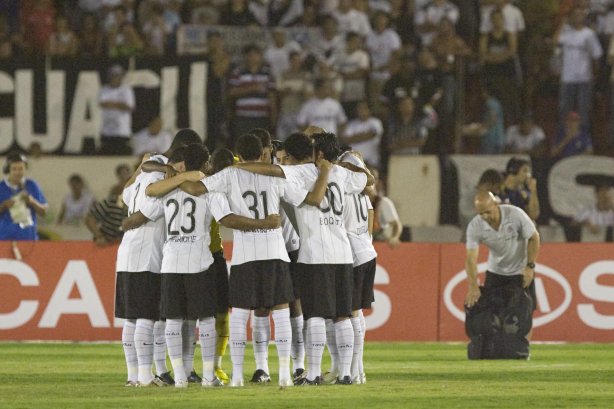ITUMBIARA/GO X CORINTHIANS/SP - em um lance durante o jogo realizado esta noite no estádio JK, em Itumbiara, interior de Goias, válido pela Copa do Brasil de 2009, jogo de ida