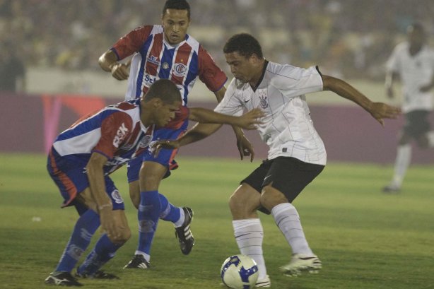 ITUMBIARA/GO X CORINTHIANS/SP - em um lance durante o jogo realizado esta noite no estádio JK, em Itumbiara, interior de Goias, válido pela Copa do Brasil de 2009, jogo de ida