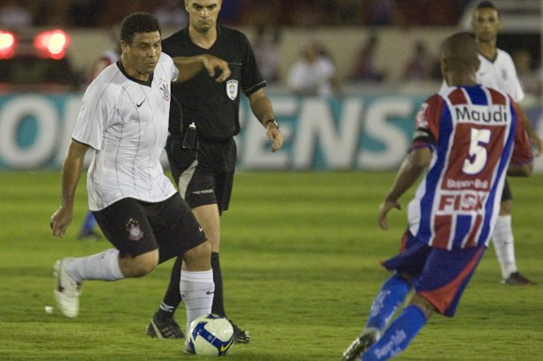 ITUMBIARA/GO X CORINTHIANS/SP - em um lance durante o jogo realizado esta noite no estádio JK, em Itumbiara, interior de Goias, válido pela Copa do Brasil de 2009, jogo de ida