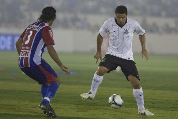 ITUMBIARA/GO X CORINTHIANS/SP - em um lance durante o jogo realizado esta noite no estádio JK, em Itumbiara, interior de Goias, válido pela Copa do Brasil de 2009, jogo de ida