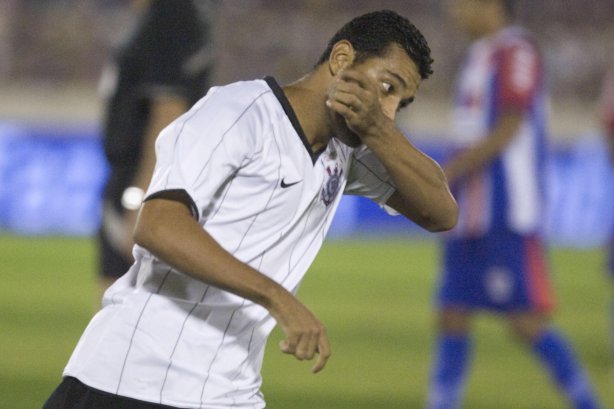 ITUMBIARA/GO X CORINTHIANS/SP - em um lance durante o jogo realizado esta noite no estádio JK, em Itumbiara, interior de Goias, válido pela Copa do Brasil de 2009, jogo de ida