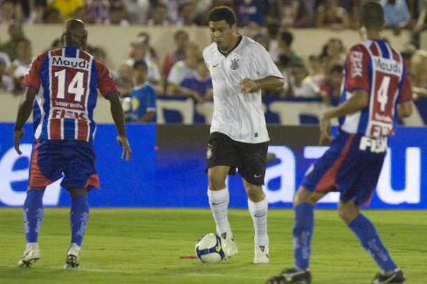 ITUMBIARA/GO X CORINTHIANS/SP - em um lance durante o jogo realizado esta noite no estádio JK, em Itumbiara, interior de Goias, válido pela Copa do Brasil de 2009, jogo de ida