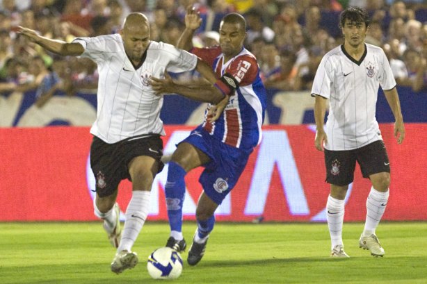 ITUMBIARA/GO X CORINTHIANS/SP - em um lance durante o jogo realizado esta noite no estádio JK, em Itumbiara, interior de Goias, válido pela Copa do Brasil de 2009, jogo de ida