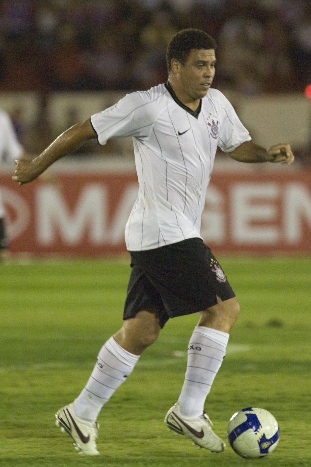 ITUMBIARA/GO X CORINTHIANS/SP - em um lance durante o jogo realizado esta noite no estádio JK, em Itumbiara, interior de Goias, válido pela Copa do Brasil de 2009, jogo de ida