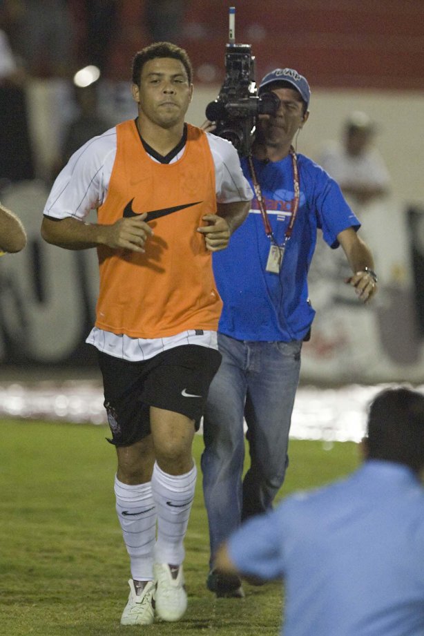 ITUMBIARA/GO X CORINTHIANS/SP - em um lance durante o jogo realizado esta noite no estádio JK, em Itumbiara, interior de Goias, válido pela Copa do Brasil de 2009, jogo de ida