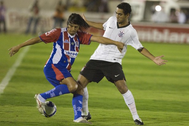 ITUMBIARA/GO X CORINTHIANS/SP - em um lance durante o jogo realizado esta noite no estádio JK, em Itumbiara, interior de Goias, válido pela Copa do Brasil de 2009, jogo de ida