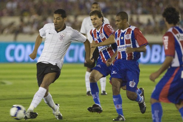 ITUMBIARA/GO X CORINTHIANS/SP - em um lance durante o jogo realizado esta noite no estádio JK, em Itumbiara, interior de Goias, válido pela Copa do Brasil de 2009, jogo de ida