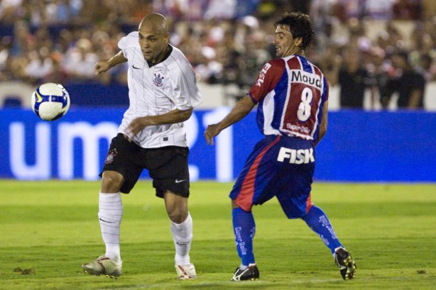 ITUMBIARA/GO X CORINTHIANS/SP - em um lance durante o jogo realizado esta noite no estádio JK, em Itumbiara, interior de Goias, válido pela Copa do Brasil de 2009, jogo de ida