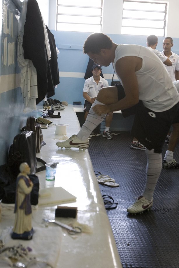Presidente Prudente/SP - ESPORTES - PALMEIRAS/SP X CORINTHIANS/SP - nos vestiários antes do jogo realizado esta tarde no estádio Eduardo José Farh, em Presidente Prudente, interior de São Paulo, válido pelo Campeonato Paulista de 2009