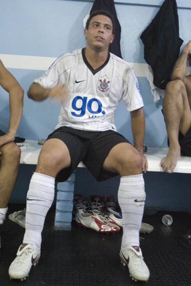 Presidente Prudente/SP - ESPORTES - PALMEIRAS/SP X CORINTHIANS/SP - em um lance durante o jogo realizado esta tarde no estádio Eduardo José Farh, em Presidente Prudente, interior de São Paulo, válido pelo Campeonato Paulista de 2009