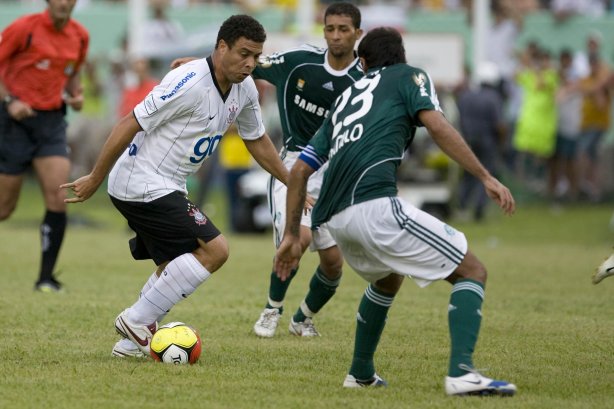 Presidente Prudente/SP - ESPORTES - PALMEIRAS/SP X CORINTHIANS/SP - em um lance durante o jogo realizado esta tarde no estádio Eduardo José Farh, em Presidente Prudente, interior de São Paulo, válido pelo Campeonato Paulista de 2009