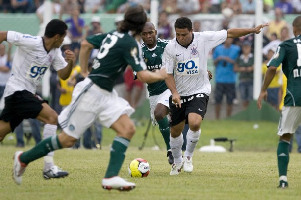 Presidente Prudente/SP - ESPORTES - PALMEIRAS/SP X CORINTHIANS/SP - em um lance durante o jogo realizado esta tarde no estádio Eduardo José Farh, em Presidente Prudente, interior de São Paulo, válido pelo Campeonato Paulista de 2009