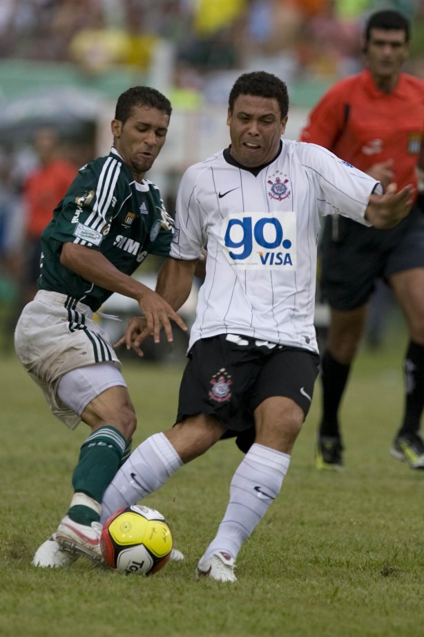 Presidente Prudente/SP - ESPORTES - PALMEIRAS/SP X CORINTHIANS/SP - em um lance durante o jogo realizado esta tarde no estádio Eduardo José Farh, em Presidente Prudente, interior de São Paulo, válido pelo Campeonato Paulista de 2009