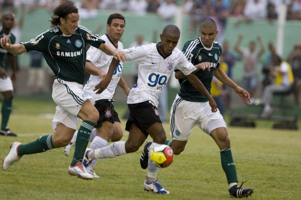Presidente Prudente/SP - ESPORTES - PALMEIRAS/SP X CORINTHIANS/SP - em um lance durante o jogo realizado esta tarde no estádio Eduardo José Farh, em Presidente Prudente, interior de São Paulo, válido pelo Campeonato Paulista de 2009
