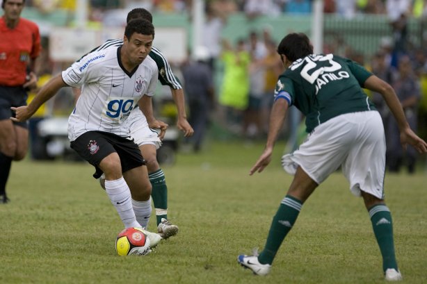 Presidente Prudente/SP - ESPORTES - PALMEIRAS/SP X CORINTHIANS/SP - em um lance durante o jogo realizado esta tarde no estádio Eduardo José Farh, em Presidente Prudente, interior de São Paulo, válido pelo Campeonato Paulista de 2009