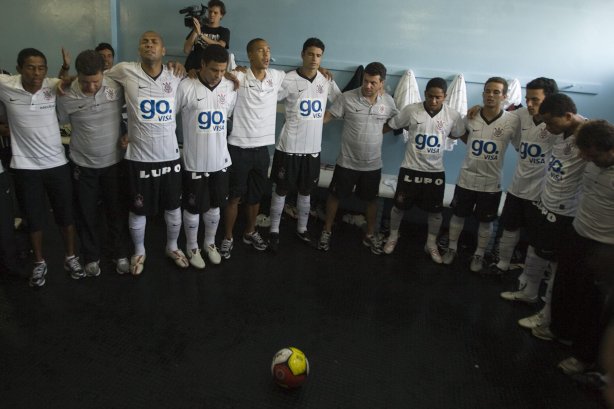 Presidente Prudente/SP - ESPORTES - PALMEIRAS/SP X CORINTHIANS/SP - em um lance durante o jogo realizado esta tarde no estádio Eduardo José Farh, em Presidente Prudente, interior de São Paulo, válido pelo Campeonato Paulista de 2009