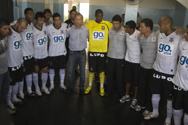 Presidente Prudente/SP - ESPORTES - PALMEIRAS/SP X CORINTHIANS/SP - em um lance durante o jogo realizado esta tarde no estádio Eduardo José Farh, em Presidente Prudente, interior de São Paulo, válido pelo Campeonato Paulista de 2009