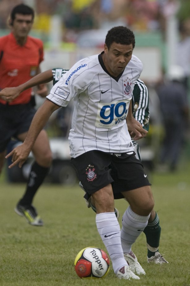 Presidente Prudente/SP - ESPORTES - PALMEIRAS/SP X CORINTHIANS/SP - em um lance durante o jogo realizado esta tarde no estádio Eduardo José Farh, em Presidente Prudente, interior de São Paulo, válido pelo Campeonato Paulista de 2009