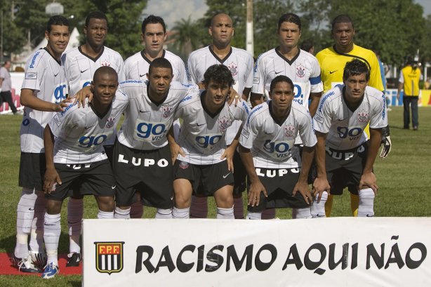 Presidente Prudente/SP - ESPORTES - PALMEIRAS/SP X CORINTHIANS/SP - em um lance durante o jogo realizado esta tarde no estádio Eduardo José Farh, em Presidente Prudente, interior de São Paulo, válido pelo Campeonato Paulista de 2009