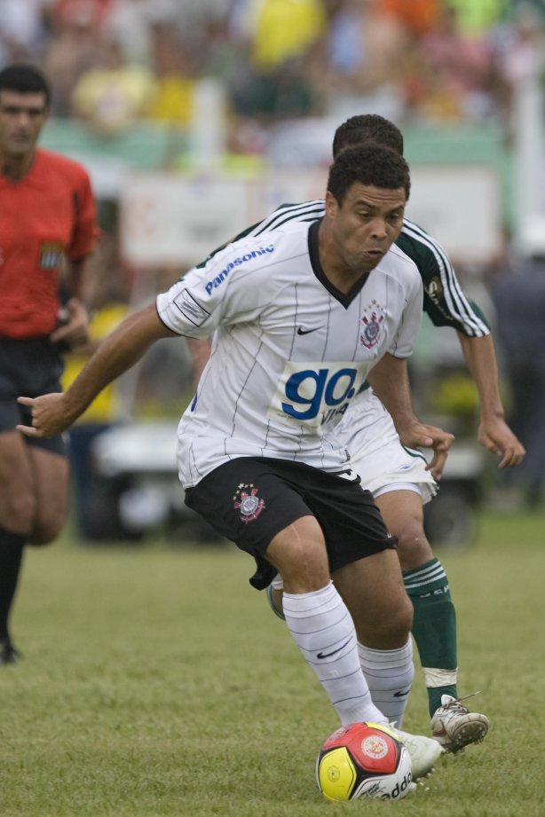 Presidente Prudente/SP - ESPORTES - PALMEIRAS/SP X CORINTHIANS/SP - em um lance durante o jogo realizado esta tarde no estádio Eduardo José Farh, em Presidente Prudente, interior de São Paulo, válido pelo Campeonato Paulista de 2009