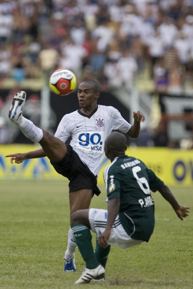 Presidente Prudente/SP - ESPORTES - PALMEIRAS/SP X CORINTHIANS/SP - em um lance durante o jogo realizado esta tarde no estádio Eduardo José Farh, em Presidente Prudente, interior de São Paulo, válido pelo Campeonato Paulista de 2009