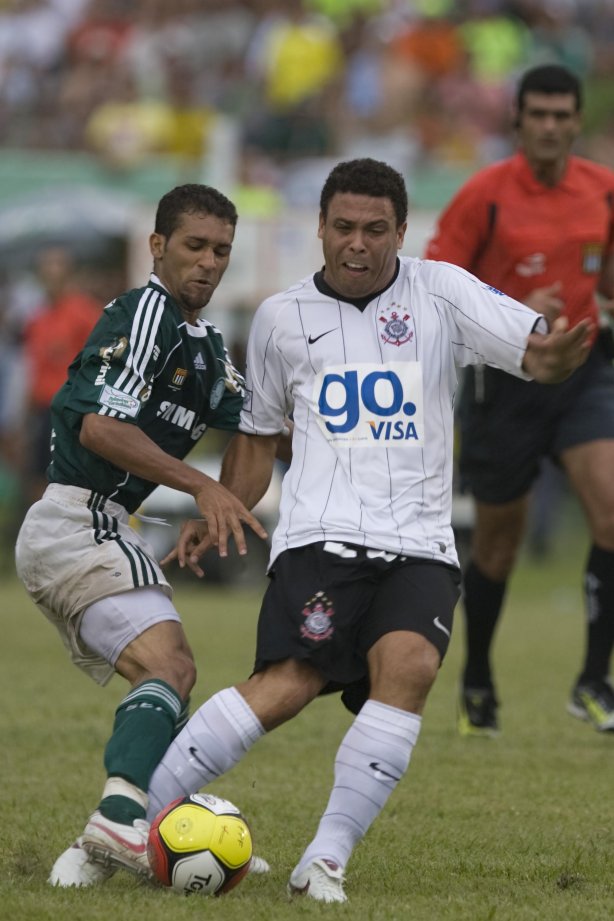 Presidente Prudente/SP - ESPORTES - PALMEIRAS/SP X CORINTHIANS/SP - em um lance durante o jogo realizado esta tarde no estádio Eduardo José Farh, em Presidente Prudente, interior de São Paulo, válido pelo Campeonato Paulista de 2009