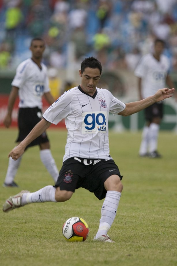 Presidente Prudente/SP - ESPORTES - PALMEIRAS/SP X CORINTHIANS/SP - em um lance durante o jogo realizado esta tarde no estádio Eduardo José Farh, em Presidente Prudente, interior de São Paulo, válido pelo Campeonato Paulista de 2009