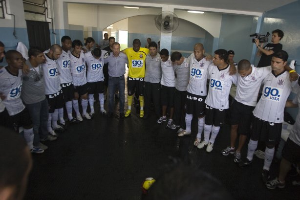 Presidente Prudente/SP - ESPORTES - PALMEIRAS/SP X CORINTHIANS/SP - em um lance durante o jogo realizado esta tarde no estádio Eduardo José Farh, em Presidente Prudente, interior de São Paulo, válido pelo Campeonato Paulista de 2009