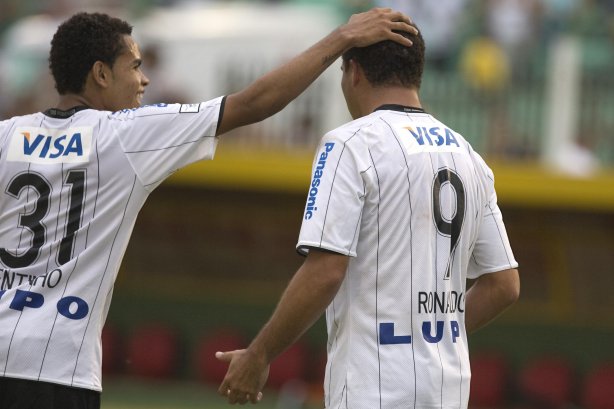 Presidente Prudente/SP - ESPORTES - PALMEIRAS/SP X CORINTHIANS/SP - em um lance durante o jogo realizado esta tarde no estádio Eduardo José Farh, em Presidente Prudente, interior de São Paulo, válido pelo Campeonato Paulista de 2009