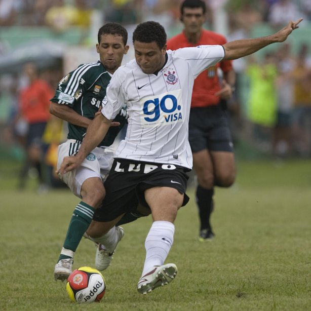 Presidente Prudente/SP - ESPORTES - PALMEIRAS/SP X CORINTHIANS/SP - em um lance durante o jogo realizado esta tarde no estádio Eduardo José Farh, em Presidente Prudente, interior de São Paulo, válido pelo Campeonato Paulista de 2009