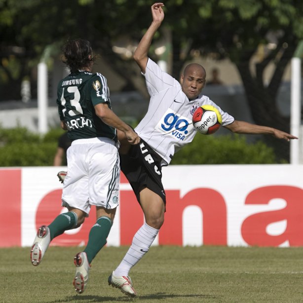 Presidente Prudente/SP - ESPORTES - PALMEIRAS/SP X CORINTHIANS/SP - em um lance durante o jogo realizado esta tarde no estádio Eduardo José Farh, em Presidente Prudente, interior de São Paulo, válido pelo Campeonato Paulista de 2009