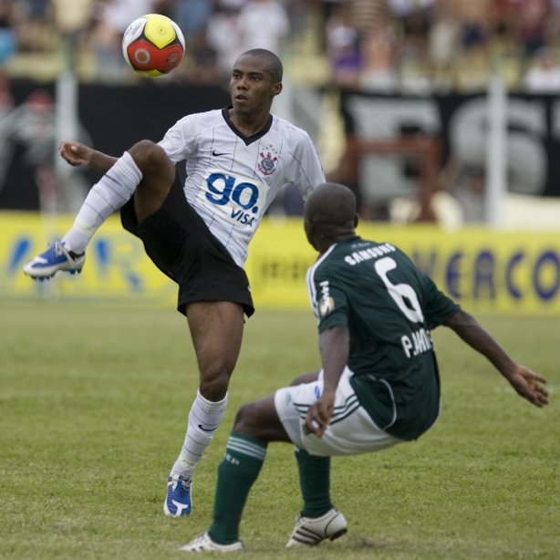 Presidente Prudente/SP - ESPORTES - PALMEIRAS/SP X CORINTHIANS/SP - em um lance durante o jogo realizado esta tarde no estádio Eduardo José Farh, em Presidente Prudente, interior de São Paulo, válido pelo Campeonato Paulista de 2009