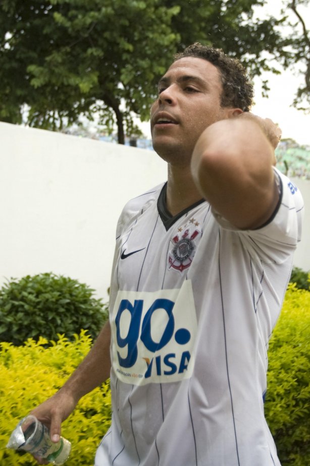Presidente Prudente/SP - ESPORTES - PALMEIRAS/SP X CORINTHIANS/SP - em um lance durante o jogo realizado esta tarde no estádio Eduardo José Farh, em Presidente Prudente, interior de São Paulo, válido pelo Campeonato Paulista de 2009
