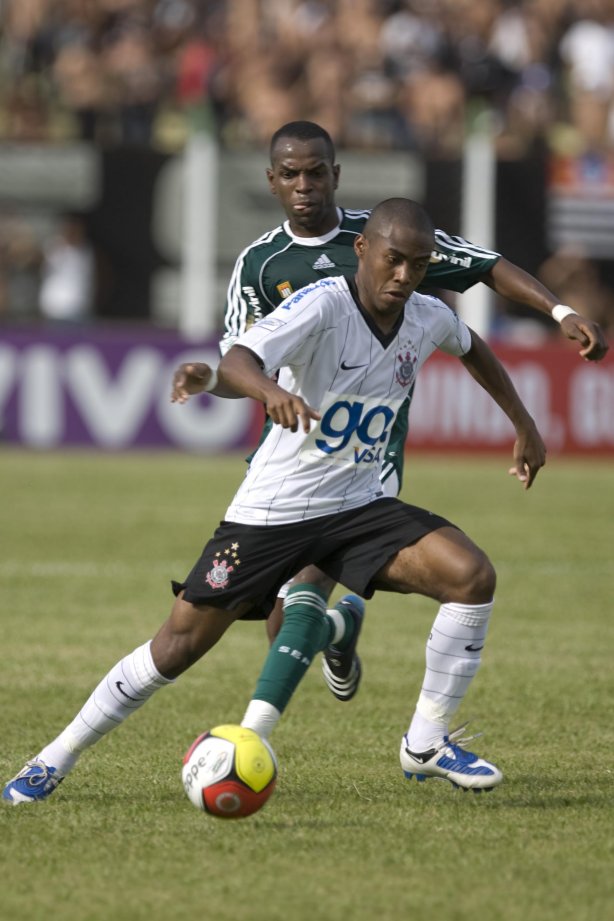 Presidente Prudente/SP - ESPORTES - PALMEIRAS/SP X CORINTHIANS/SP - em um lance durante o jogo realizado esta tarde no estádio Eduardo José Farh, em Presidente Prudente, interior de São Paulo, válido pelo Campeonato Paulista de 2009