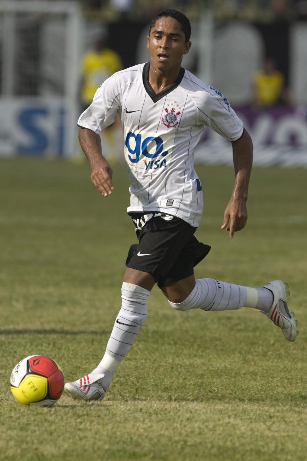 Presidente Prudente/SP - ESPORTES - PALMEIRAS/SP X CORINTHIANS/SP - em um lance durante o jogo realizado esta tarde no estádio Eduardo José Farh, em Presidente Prudente, interior de São Paulo, válido pelo Campeonato Paulista de 2009