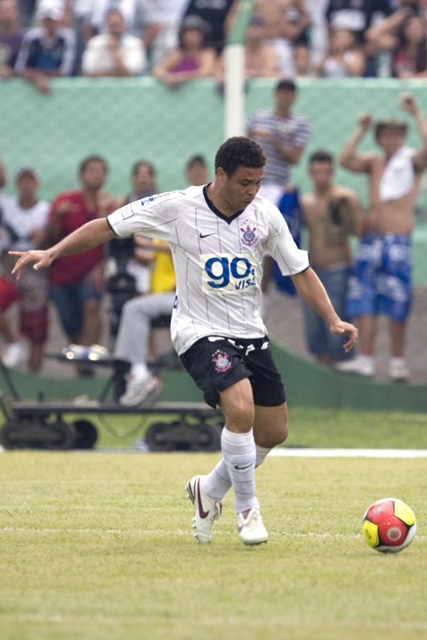 Presidente Prudente/SP - ESPORTES - PALMEIRAS/SP X CORINTHIANS/SP - em um lance durante o jogo realizado esta tarde no estádio Eduardo José Farh, em Presidente Prudente, interior de São Paulo, válido pelo Campeonato Paulista de 2009