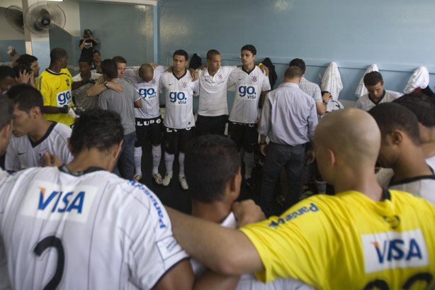 Presidente Prudente/SP - ESPORTES - PALMEIRAS/SP X CORINTHIANS/SP - em um lance durante o jogo realizado esta tarde no estádio Eduardo José Farh, em Presidente Prudente, interior de São Paulo, válido pelo Campeonato Paulista de 2009