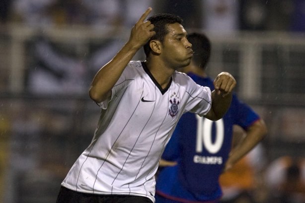 CORINTHIANS/SP X SAO CAETANO/SAO CAETANO DO SUL - em um lance da partida realizada esta noite no estádio do Pacaembu, zona oeste da cidade, válido pelo Campeonato Paulista de 2009