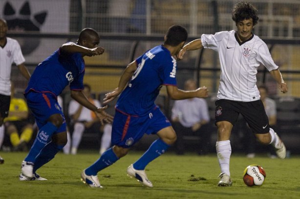 CORINTHIANS/SP X SAO CAETANO/SAO CAETANO DO SUL - em um lance da partida realizada esta noite no estádio do Pacaembu, zona oeste da cidade, válido pelo Campeonato Paulista de 2009