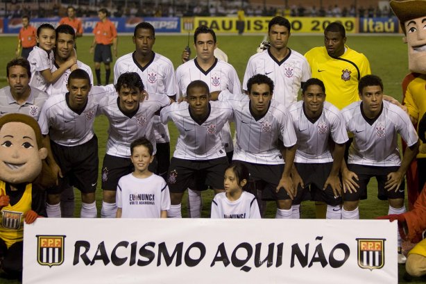 CORINTHIANS/SP X SAO CAETANO/SAO CAETANO DO SUL - em um lance da partida realizada esta noite no estádio do Pacaembu, zona oeste da cidade, válido pelo Campeonato Paulista de 2009
