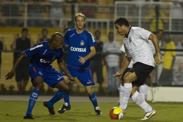 CORINTHIANS/SP X SAO CAETANO/SAO CAETANO DO SUL - em um lance da partida realizada esta noite no estádio do Pacaembu, zona oeste da cidade, válido pelo Campeonato Paulista de 2009